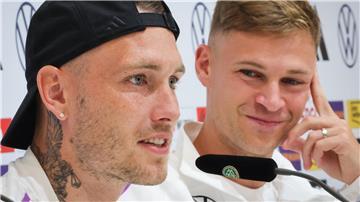 Deutschlands David Raum (li) und Joshua Kimmich verbreiteten am Montag in der Fragerunde mit Journalisten gute Laune vor dem EM-Kracher im Viertelfinale gegen Spanien.