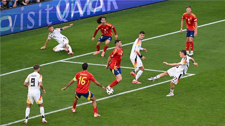 „Nicht verdient“: EM-Endstation nach Spanien-Schock Deutschlands Florian Wirtz (r) sorgte kurz vor Ende der regulären Spielzeit für den 1:1-Ausgleich.