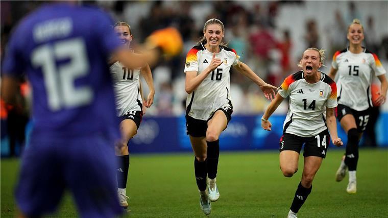 Deutschlands Fußballerinnen rennen auf Elfmeter-Heldin Berger zu.