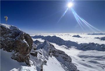 Deutschlands höchster Gipfel: die Zugspitze. Bayern gehört für den „Lonely Planet“ zu den Top-Zielen des kommenden Jahres. (Archivbild)