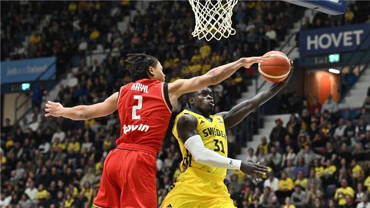 Basketballer verlieren beim Bundestrainer-Debüt in Schweden Deutschlands Jack Kayil in Aktion.