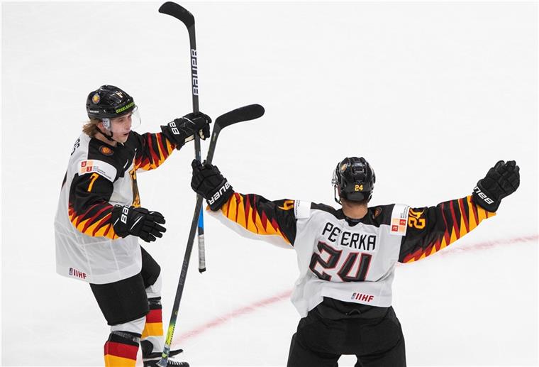 Deutschlands Eishockey-Junioren holen ersten Sieg bei U20-WM Deutschlands John Peterka (rechts) und Florian Elias feiern ein Tor im Spiel bei der IIHF Eishockey-Weltmeisterschaft der Junioren.