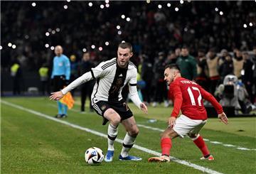 Deutschlands Marvin Ducksch (links) und Yusuf Sari von der Türkei kämpfen um den Ball.