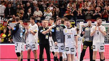 Deutschlands Spieler applaudieren nach dem Spiel den Fans. Sie verloren 30:33 (15:17) gegen Olympiasieger Frankreich.