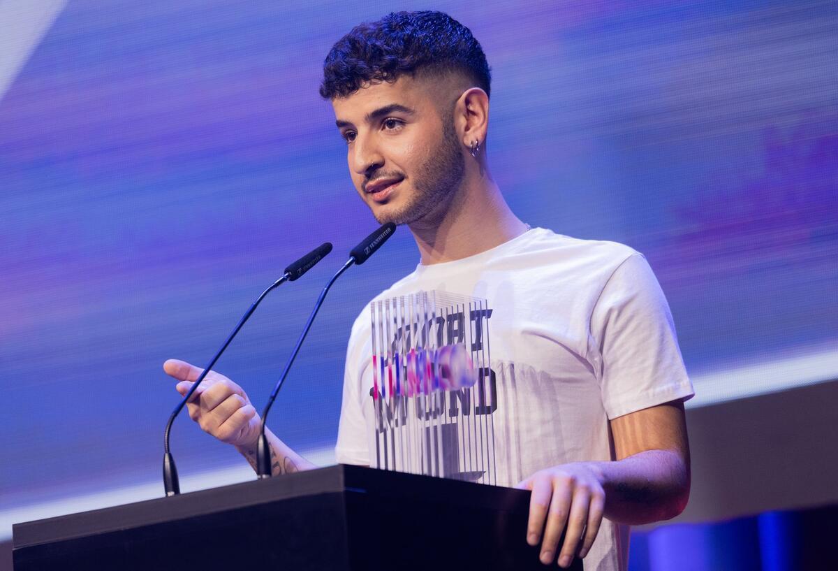 HandOfBlood räumt bei VideoDays als Creator des Jahres ab Deutschrap mit Haltung: Baran Kok gewinnt in der Kategorie „Music“.