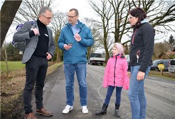 Dezernent Friedhelm Ottens (von links) erhält von Gunnar Böltes genaue Informationen über Strecke und Zustand der Schulwege, die die jungen Hymendorfer im Zuge der Straßensanierung auf sich nehmen müssen. Auch Mirja und ihre Mutter Anne Holst drängen auf eine schnelle Lösung.