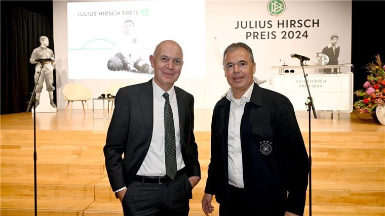 DFB-Präsident Bernd Neuendorf (l.) setzt sich gegen Antisemitismus ein. 