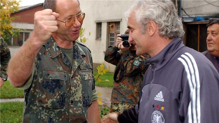 Rote Karten, Bundeswehr: Was Völler 2002 in Bosnien erlebte DFB-Teamchef Rudi Völler (r) wird beim Besuch bei den deutschen Soldaten der SFOR-Truppe im Feldlager Raijlovac in Sarajevo von Oberst Gerhard Stelz begrüßt.