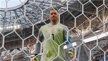 DFB-Torwart Manuel Neuer hatte am Mittwoch allen Grund deprimiert zu sein. Doch die deutschen Fußballfreunde sollten jetzt nach vorne gucken. Die WM ist noch nicht vorbei, so die Experten aus der Region.