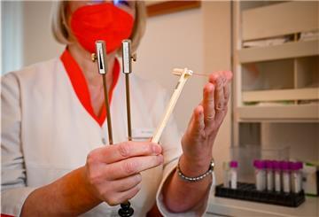 Diabetes kann Schäden an den Nerven verursachen. "Die Berührungsempfindlichkeit wird mit dem Mikro-Filament, einem Instrument mit elastischem Kunststofffaden, getestet“, sagt Hausärztin Dr. Birgit Lorenz.