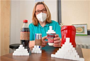 Diabetesberaterin Kerstin Mahnken-Gissel zeigt, wie viel Würfelzucker in Cola, Energy-Drinks, Joghurts mit Geschmack und Ketchupflaschen steckt.