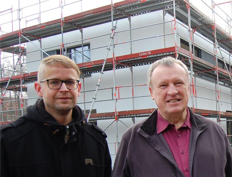 Endspurt auf der Pfarrbaustelle in Nordenham Diakon Christoph Richter (links) und Pfarrer Karl Jasbinschek freuen sich, dass die Arbeiten am neuen Pfarrzentrum zügig voranschreiten. Beim Haupteingang wird noch der Schriftzug „St. Willehad Pfarrbüro“ angebracht.