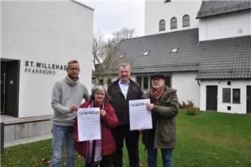 Diakon Christoph Richter, Pfarreiratsmitglied Ingrid Janke, Pfarrer Karl Jasbinschek und Dr. Gottfried Mader, ebenfalls Mitglied im Pfarreirat, (von links) präsentieren den Fragebogen zur Arbeit und zur Zukunft der katholischen St.-Willehad-Gemeinde in Nordenham, Butjadingen und Stadland.   