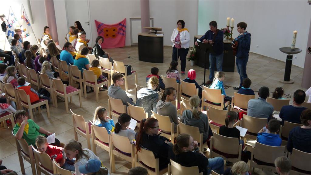 Diakonin Elke Neuhaus begrüßt alle zum Kinderkirchentag in Nordholz.