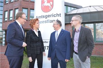 Dialog mit Erkenntnisgewinn vor dem Amtsgericht Geestland (von links): CDU-Landtagsabordneter Lasse Weritz, Juistizministerin Barbara Havliza, Amtsgerichts-Geseschäftsführer Volker Demuth und Amtsgerichtsdirektor Axel Döscher.