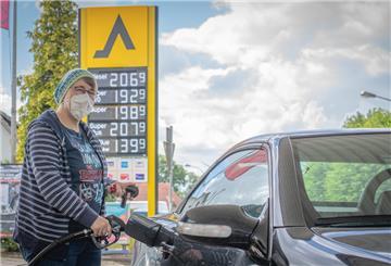 Diana aus Büttel muss regelmäßig tanken, um mit ihrem Auto zur Arbeit zu kommen. Sie habe noch nicht viel vom Tankrabatt gespürt.