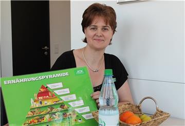 Diana Haack, Ernährungsberaterin der AOK, empfiehlt, trotz der Suche nach Einsparmöglichkeiten die Ernährungspyramide im Blick zu behalten.