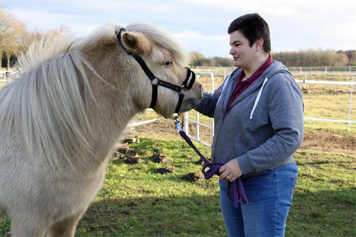 Diana Hassing mit einem der familieneigenen Shetlandponys. Die Wilstedterin hat sich vor einem Jahr als Tierkommunikatorin selbstständig gemacht. Am Anfang habe sie durchaus Probleme damit gehabt, das als ihren Beruf anzugeben. Aber mittlerweile ist sie es gewohnt, dass mancher darauf irritiert reagiert.  