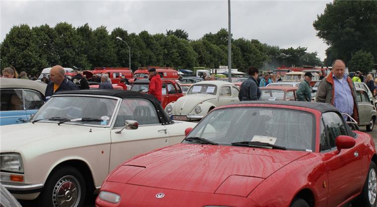 Zeven: Oldtimerschau begeistert die Besucher Dicht an dicht standen die Schätzchen in Lack und Chrom aus vergangenen Tagen. Der VW-Käfer hatte daran den größten Anteil, eingereiht Ford-, Porsche, Mercedes-, BMW und vielen andere nostalgische Modelle. Die Cabrios hielten wegen der Regenschauer die Dächer lieber geschlossen.