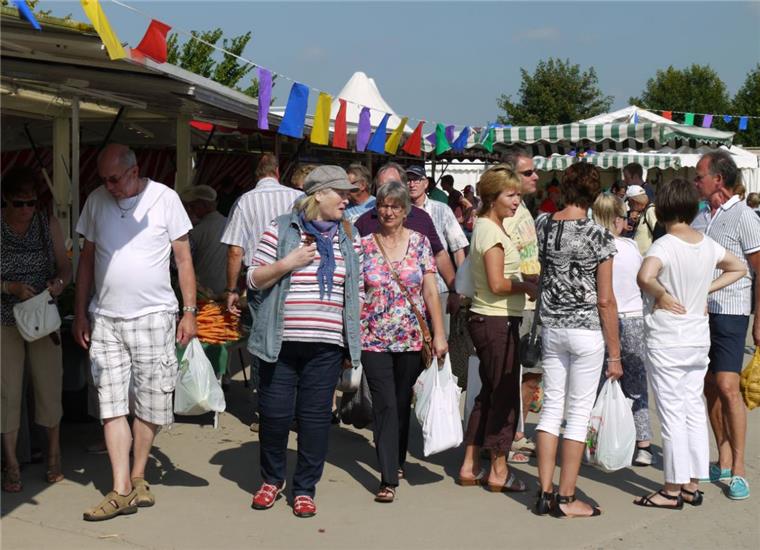 Dicht gedrängt schieben sich die Besucher des Hoffestes an der großen Warenvielfalt der Gemüse- und Obstständen vorbei. Foto Heid