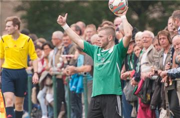 Dicht gedrängt stehen Heim- und Gästeanhänger bei einem Spiel des FC Hagen/Uthlede an der Seitenlinie. Sollte das Landesliga-Spitzenteam in die Oberliga aufsteigen, wird das der Vergangenheit angehören. Die Lizenzbedingungen des Niedersächsischen Fußballverbandes (NFV) sehen getrennte Bereiche für die Fans vor.