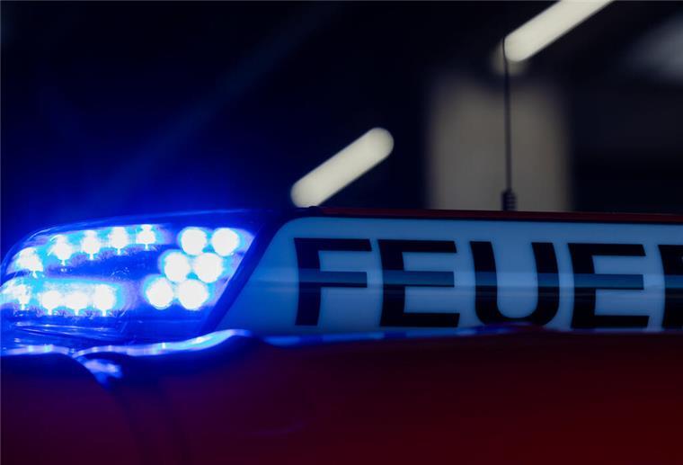 Dichte Rauchschwaden steigen am Sonntag aus den brennenden Hallen auf.