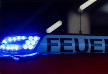 Dichte Rauchschwaden steigen am Sonntag aus den brennenden Hallen auf.
