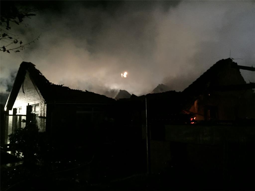 Dichter Rauch bildete sich über Schiffdorf durch das Feuer. 