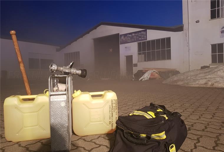Dichter Rauch kam aus der Lagerhalle in Visselhövede.