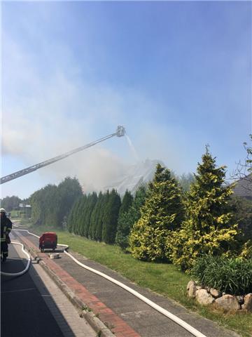 Dichter Rauch steigt aus einem Wohnhaus in Nordholz: Rund 140 Feuerwehrleute waren im Einsatz. 