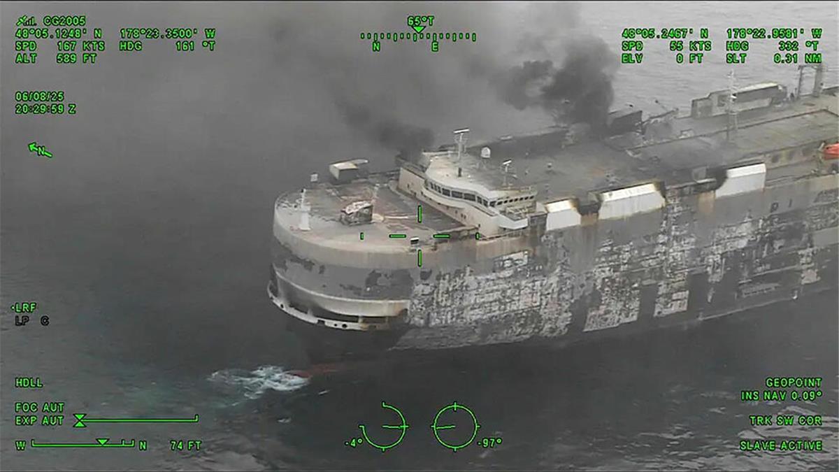 Feuerwehr-Alarm: Frachter mit 3.000 Autos vor Küste gesunken Dichter Rauch steigt vom ausgebrannten Autotransporter „Morning Midas“ auf. Das Schiff wurde schwer beschädigt und sank später im Nordpazifik.