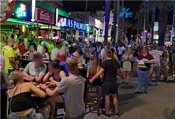 Dichtes Gedränge an der "Bierstraße": Hunderte Urlauber aus Deutschland sollen am Ballermann auf Mallorca Party gemacht haben, ohne sich um die geltenden Corona-Regeln zu scheren. Daraufhin griffen die spanischen Behörden durch und schlossen den Bars und Cafés bis auf Weiteres.
