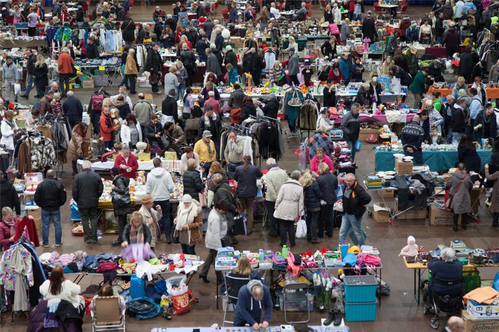 Dichtes Gedränge beim Weihnachtsflohmarkt in der Stadthalle.