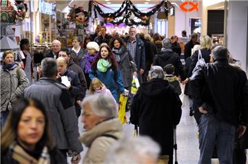 Dichtes Gedränge im Columbus-Center: Nicht nur dort sind derzeit viele Menschen auf der Suche nach Weihnachtsgeschenken. Foto Scheschonka