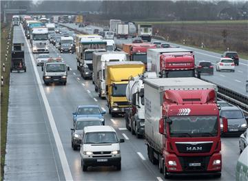 Dichtes Schneetreiben soll auf der A2 bei Wendeburg für eine Massenkarambolage gesorgt haben. Lange Staus waren die Folge. 
