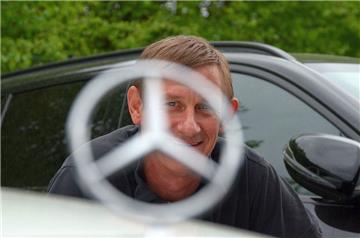 Dick Smeman linst durch den Stern über dem Kühlergrill seiner „Berta“. So nennt der Westertimker seinen weißen Mercedes der Baureihe W 123. Am 10. Juni wird das Auto Teil der erhofften Rekord-Kolonne sein.