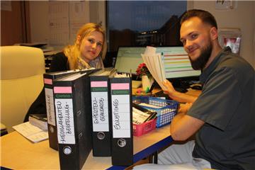 Dicke Aktenordner gehören für Anna Bartels und Stephan Ahrens der Geschichte an. Das Grundgerüst ihrer Pflegeplanung passt dank ihrer Methode und dank des neuen Strukturmodells, ein neues Konzept zur Dokumentation, nun auf ein Blatt Papier.