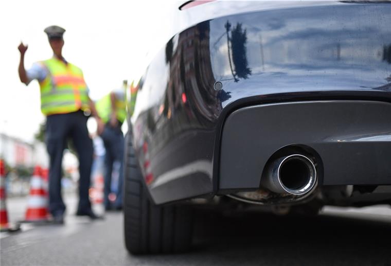 Mit 113 Dezibel durch die Stadt geröhrt Dicker Auspuff, lautes Röhren: So mögen es die sogenannten Autoposer. Bevölkerung und Polizei sind von den lauten Autoprotzen weniger begeistert.