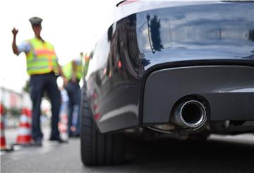 Dicker Auspuff, lautes Röhren: So mögen es die sogenannten Autoposer. Bevölkerung und Polizei sind von den lauten Autoprotzen weniger begeistert.