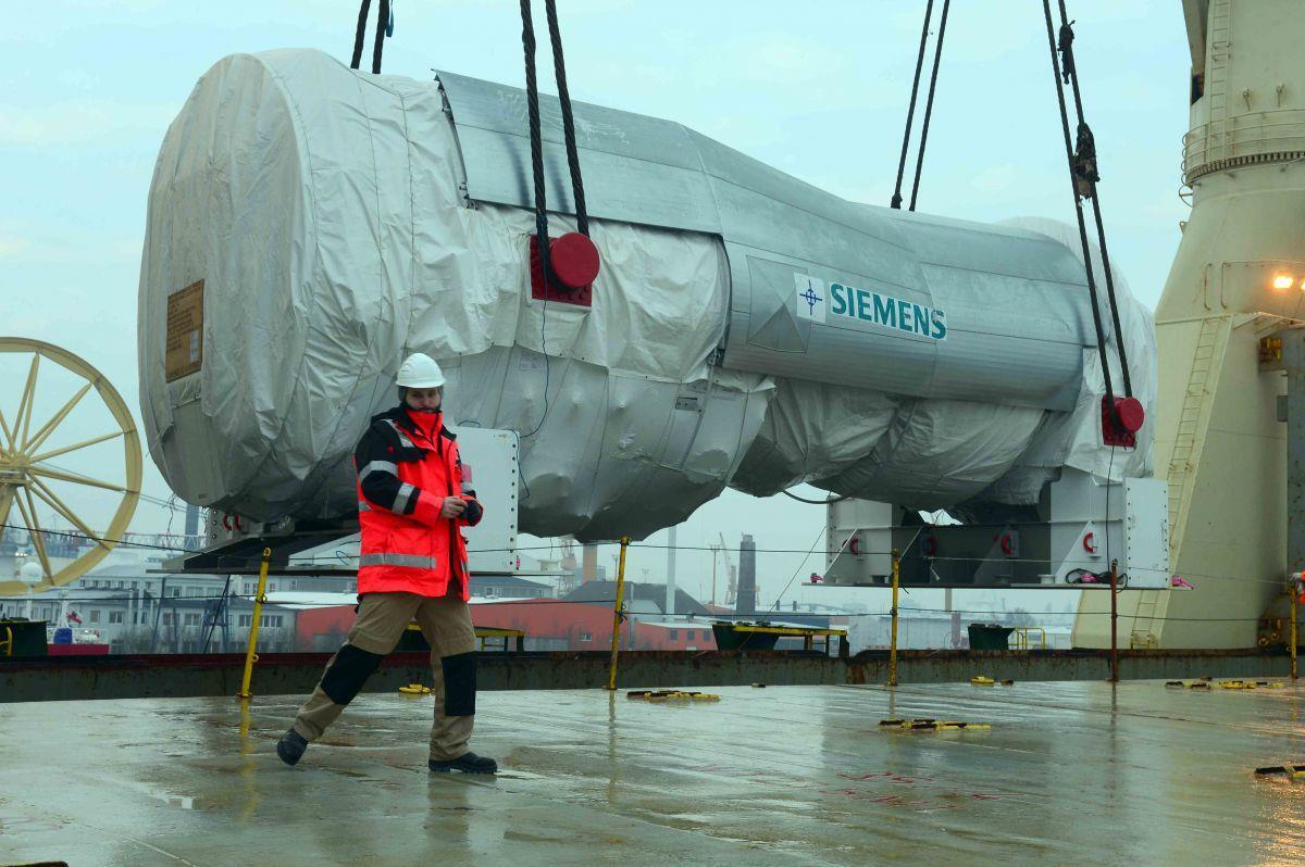 Gasturbine im Kaiserhafen verladen Dickes Ding für die Türkei: Hersteller Siemens hat im Bremerhavener Kaiserhafen eine 485 Tonnen schwere Gasturbine auf die "Rickmers Hamburg" verladen lassen.