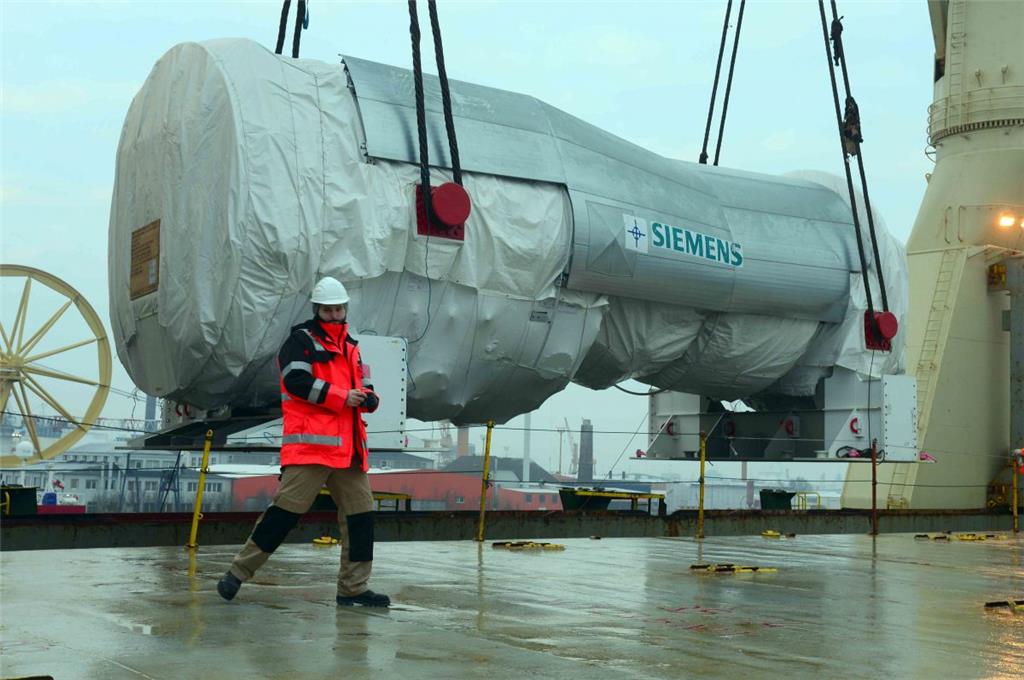 Dickes Ding für die Türkei: Hersteller Siemens hat im Bremerhavener Kaiserhafen eine 485 Tonnen schwere Gasturbine auf die &quot;Rickmers Hamburg&quot; verladen lassen.