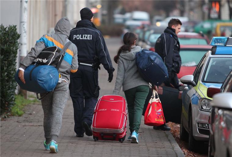 Guten Abend! Das war der Donnerstag im nord24-Land Die 1000 Syrer, die vor allem aus ostdeutschen Bundesländern nach Bremerhaven gekommen sind, haben gute Chancen, in der Seestadt bleiben zu dürfen.