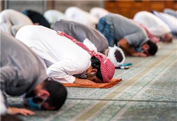 Die 11 Neu-Infektionen seien im Zusammenhang mit einer Familienfeier aufgetreten, hieß es von Seiten des Magistrats Bremerhaven. Einer der Infizierten habe vor einer Woche in einer Bremerhavener Moschee gebetet.