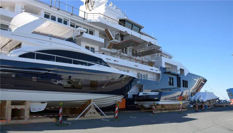 Bremerhaven: Flotte Flitzer für schmucke Luxusyacht angeliefert Die 116 Meter lange und 18 Meter breite Luxusyacht es neuseeländischen Milliardärs Graeme Hart liegt zur Endausrüstung an der Kaje im Labradorhafen in Bremerhaven.