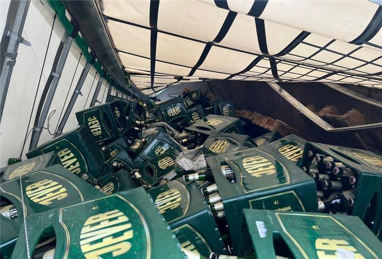 Lkw-Unfall: 1200 Bierkästen umgekippt Die 1.200 Kisten mit 24.000 Flaschen Bier mussten von Hand umgeladen werden - die Aufräumarbeiten dauerten bis in die Nacht.
