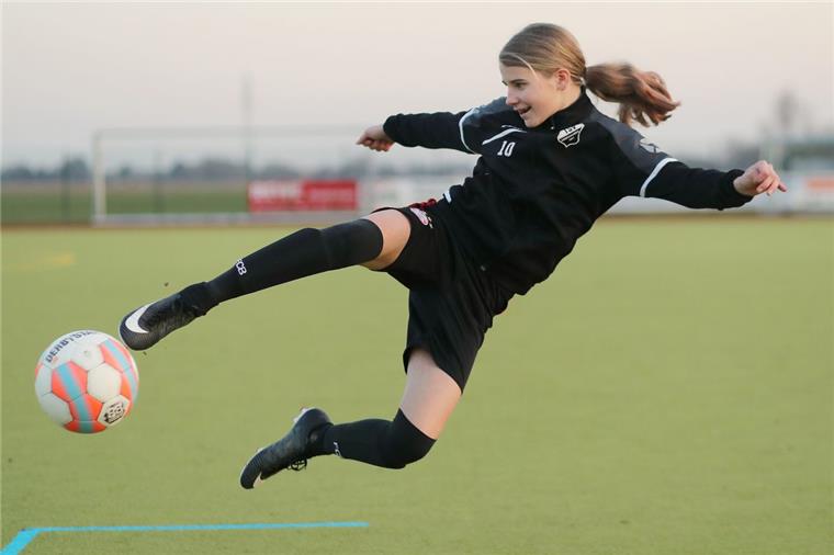 Die Abbehauserin Emily Lemke könnte bald für den SV Werder Bremen spielen Die 13-jährige Abbehauserin Emily Lemke gehört zur niedersächsischen U14-Juniorinnen-Auswahl. Beim heimischen TSV spielt sie bei den C-Juniorinnen und C-Junioren.