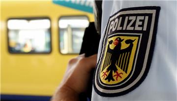 Die 15-Jährige, die einen Polizisten im Hauptbahnhof Hannover mit einem Messer attackiert hat, hatte offenbar schon als Kind Kontakt zur Salafistenszene.