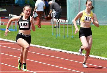 Die 15-jährige Jule Wachtendorf (links) vom SV Nordenham gewann über 100 und 200 Meter.