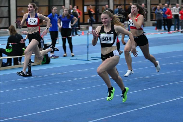 Die 15-jährige Jule Wachtendorf (vorn) vom SV Nordenham wurde in Hannover zum dritten Mal in Folge Hallenmeisterin der Leichtathletik-Verbände Niedersachsen und Bremen über 60 Meter.