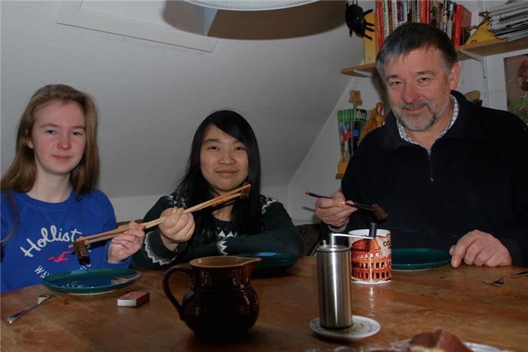 Gastschülerin aus China genießt das Landleben in Ohrel Die 15-jährige Junqi Yu aus China lebt für ein Jahr bei Familie Lindenberg in Windershusen bei Ohrel. Das Essen mit Stäbchen hat hier Einzug gehalten.